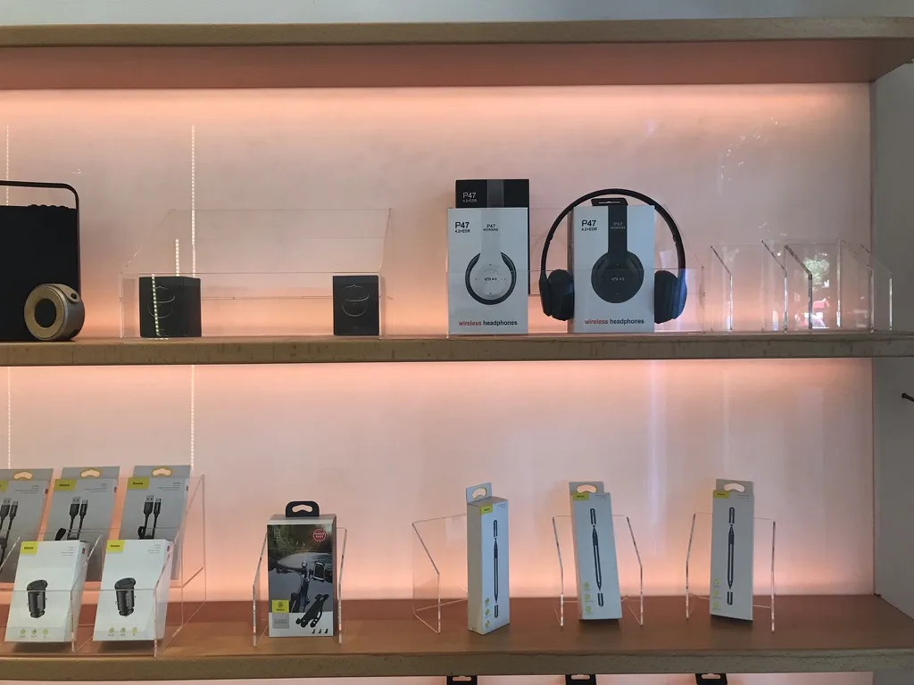 Estantería LED con accesorios