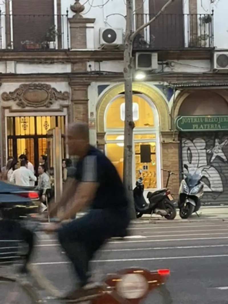 Santifer iRepair de noche — vista urbana con la tienda iluminada